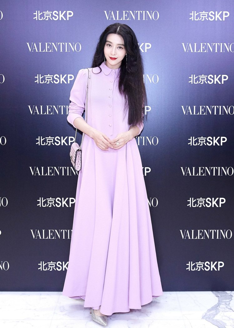 范冰冰以一襲Valntino粉色長洋裝出席Valentino北京SKP手袋精品店開幕活動。圖／Valentino提供