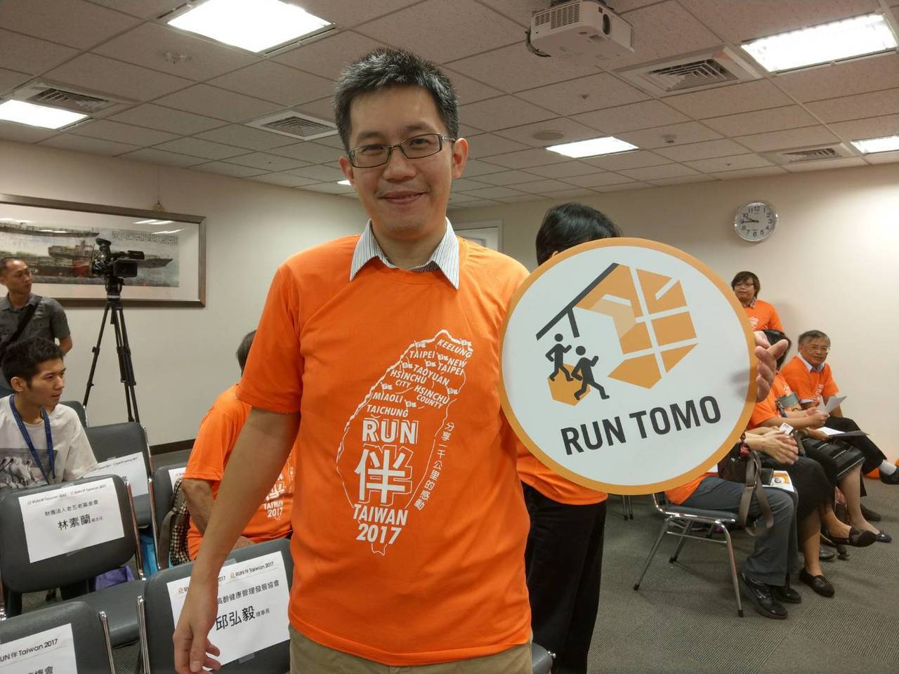 「失智症RUN伴2017在台灣」活動即將啟動，朱智邦醫師穿橘黃色背心表示支持，他表示，民眾如果在路上遇到這隻橘黃色健走隊伍，希望給予掌聲、鼓勵。朱智邦醫師/提供