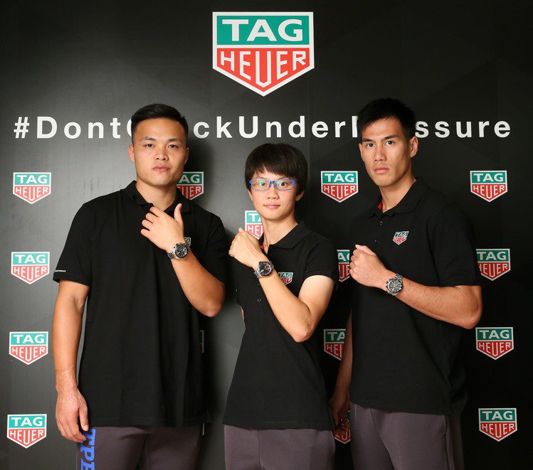 （左起）鄭兆村、楊合貞和楊俊瀚代表接受泰格豪雅的贈世大運中華隊腕表。圖／TAG Heuer提供