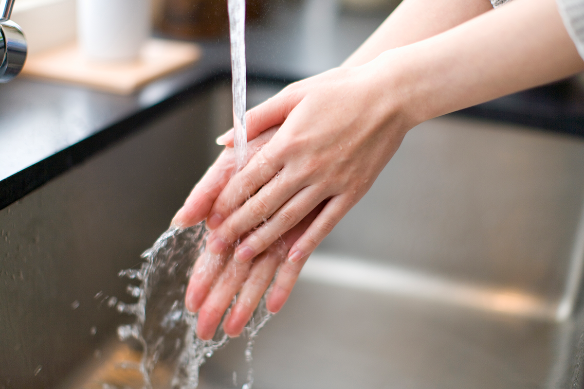 正確的洗手方式――用普通不含抗菌成分的肥皂，在溫水下搓洗十五秒――仍然是非常重要的，它是維護公共衛生唯一的依靠，並且對降低感染傳播有顯著效果，特別是腸胃疾病。<br />圖／ingimage