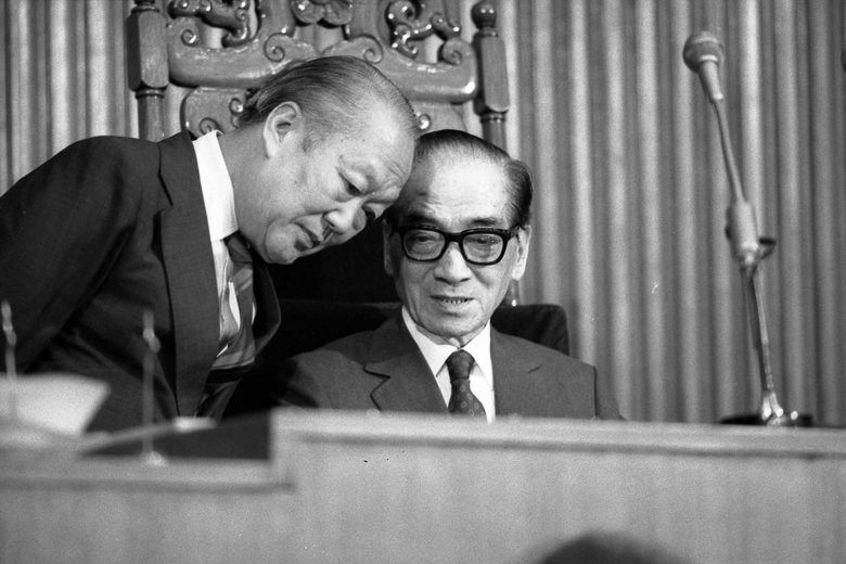 1987年7月7日，立法院長倪文亞宣（右）告通過歷史性的「台灣地區解嚴」案。 圖／聯合報系資料照