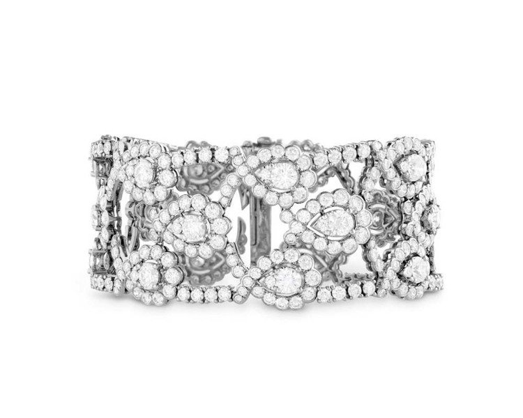 Aerial寬版鑽石手環，18K白金鑲嵌總重30克拉鑽石，342萬6,000元起。圖／HEARTS ON FIRE提供