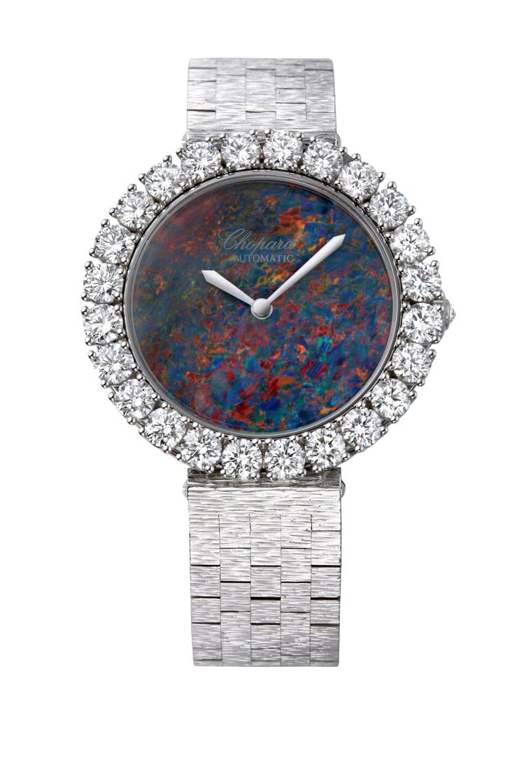 L’heure Du Diamant系列腕表，18K白金錶殼鑲嵌總重5.51克拉鑽石、蛋白石錶盤、自動上鍊機芯，268萬7,000元。圖／蕭邦提供