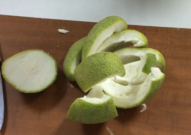 吃完的柚子不要丟掉，還能製作環保清潔劑。記者徐庭揚／攝影