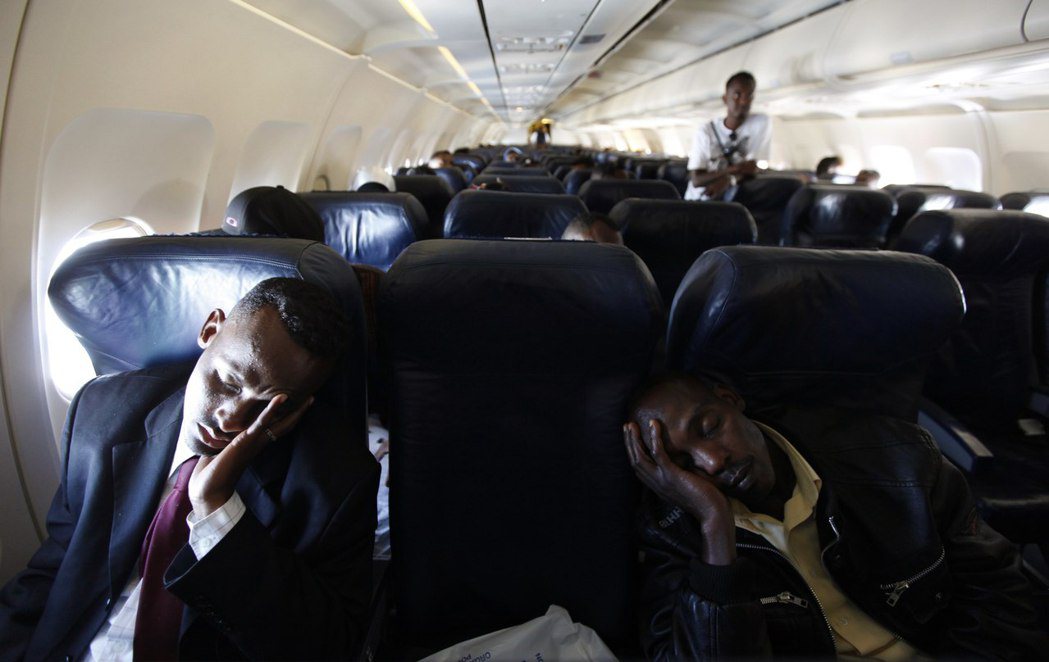 搭機時血液含氧量降低，會讓人昏昏欲睡。
 路透
