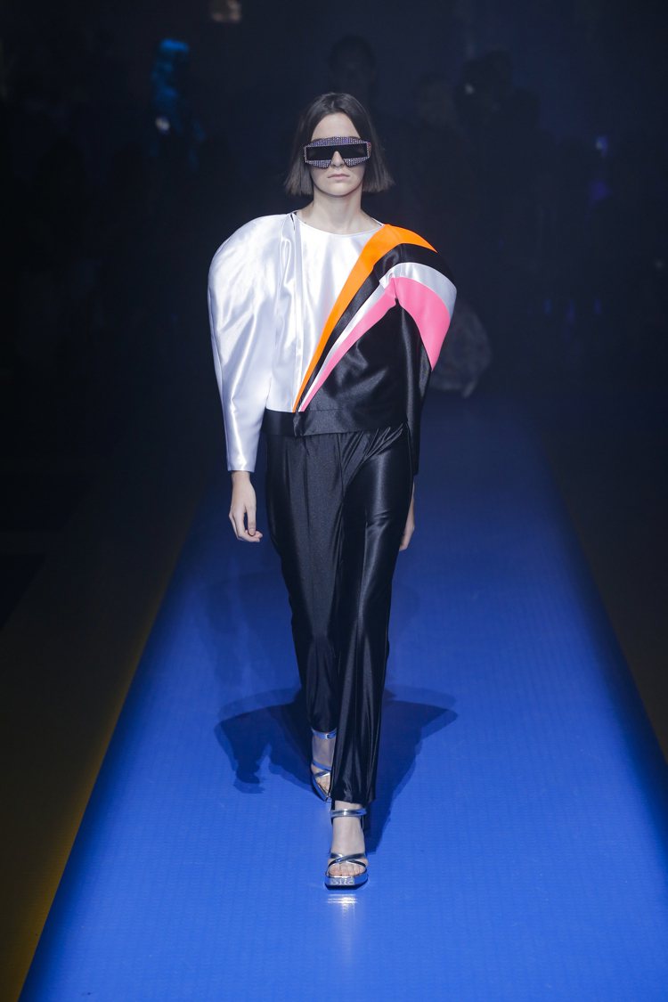 Alessandro Michele從艾爾頓強當年帶起華麗搖滾風格的表演服檔案中擷取靈感，設計出音符刺繡褲裝、羊腿袖緞面套裝等等。圖／Gucci提供