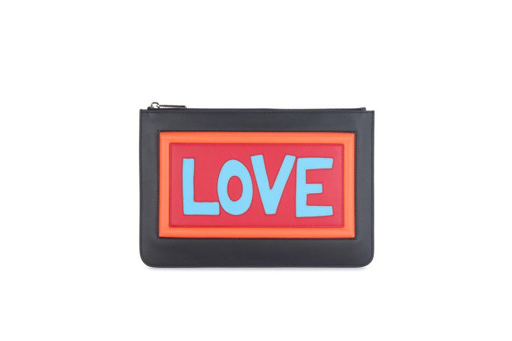 FENDI Vocabulary系列Love手拿包，售價37,600元。圖／FENDI提供