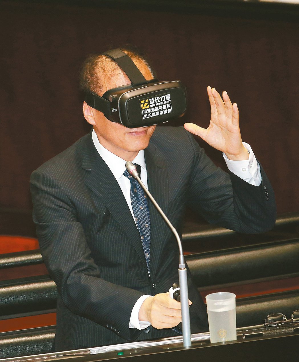 林全曾應時代力量立委黃國昌要求，戴上VR眼鏡備詢。報系資料照