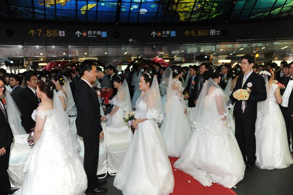 中鋼公司從10年前開始舉辦集團婚禮，去年共有106對新人參加。 圖／擷取中鋼公司...