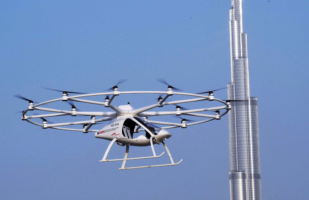 自動駕駛空中計程車25日在杜拜試飛成功。 法新社