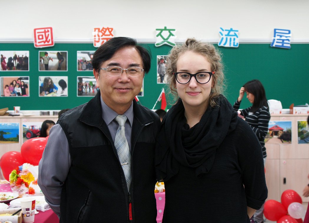 今年任教滿41年的東興國小校長范揚焄（左），至今仍覺得教育很有趣，想要繼續為學生...