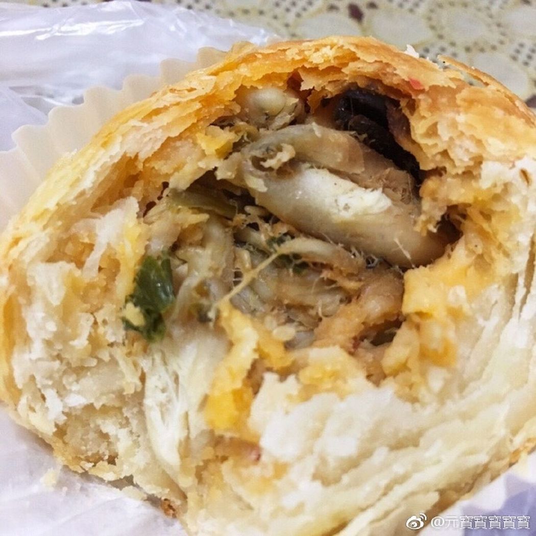 網友評酸菜牛蛙月餅，「一股莫名的味道撲過來…」。 圖／取自微博