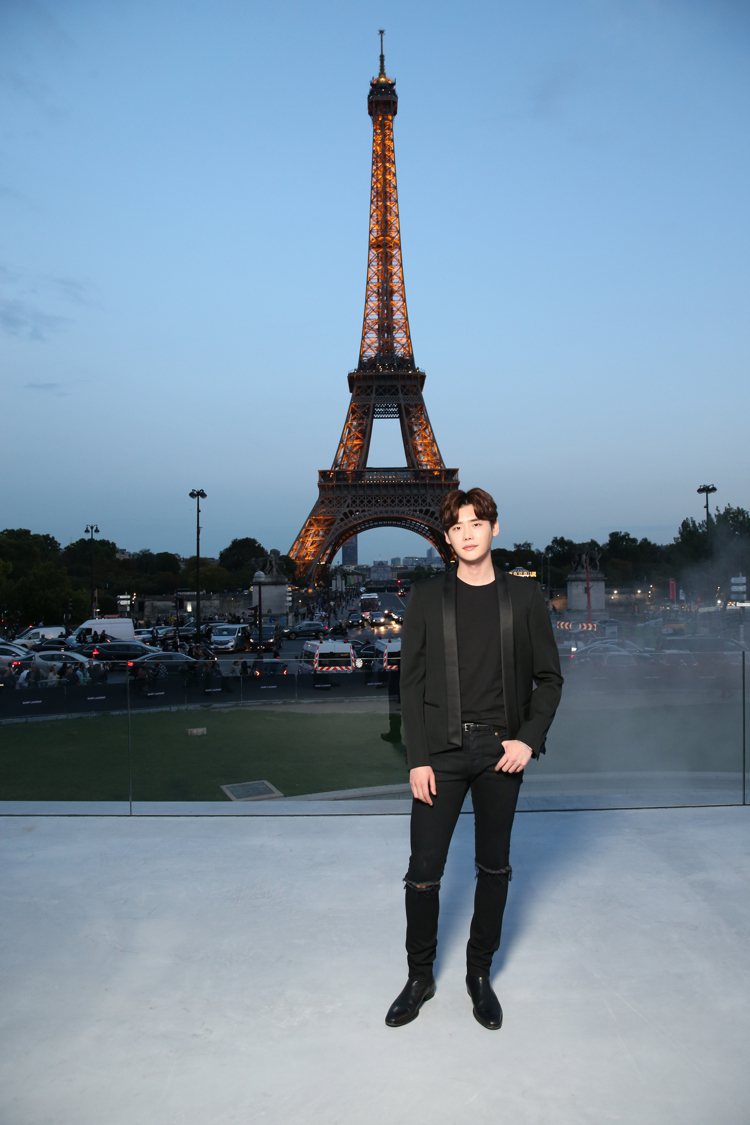 韓星李鐘碩出席聖羅蘭於巴黎鐵塔下舉辦的2018春夏服裝秀。圖／聖羅蘭提供