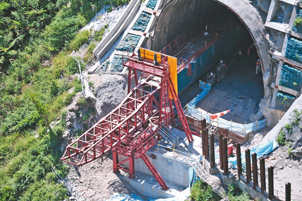蘇花改工程處在谷風隧道內完成鋼梁組裝工作，21日起開始推進。 圖／蘇花改工程處提供