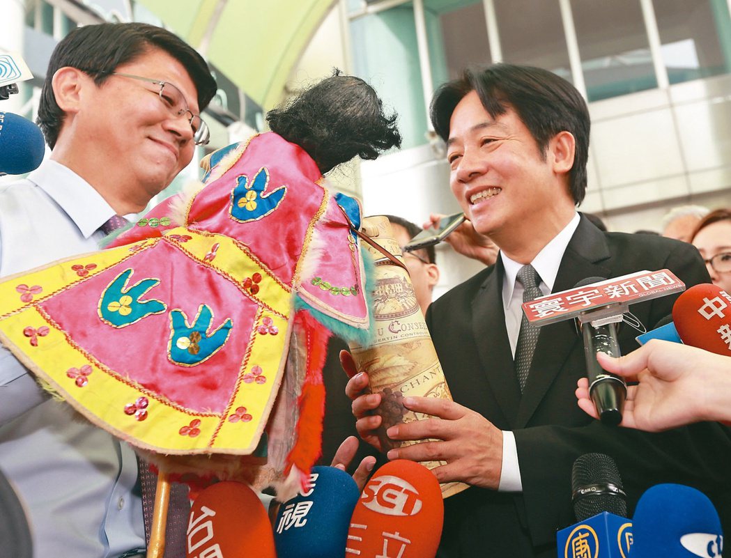 台南市議員謝龍介（左）喜歡演布袋戲、講文言文和詩詞，他認為這樣很紓壓。 本報資料...
