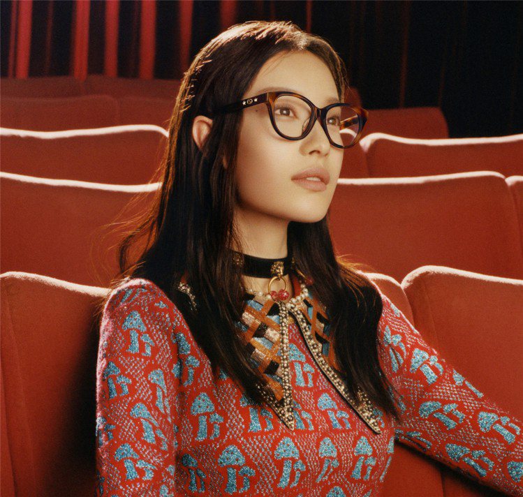 戴上Gucci光學眼鏡的倪妮，充滿復古文青氣質。圖／Gucci提供