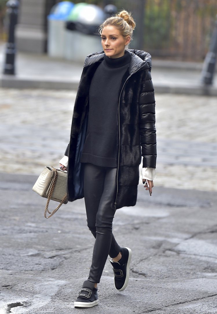 紐約名媛奧莉薇亞巴勒莫穿SNEAKY VIV水鑽釦飾中筒球鞋。圖／Roger Vivier提供
