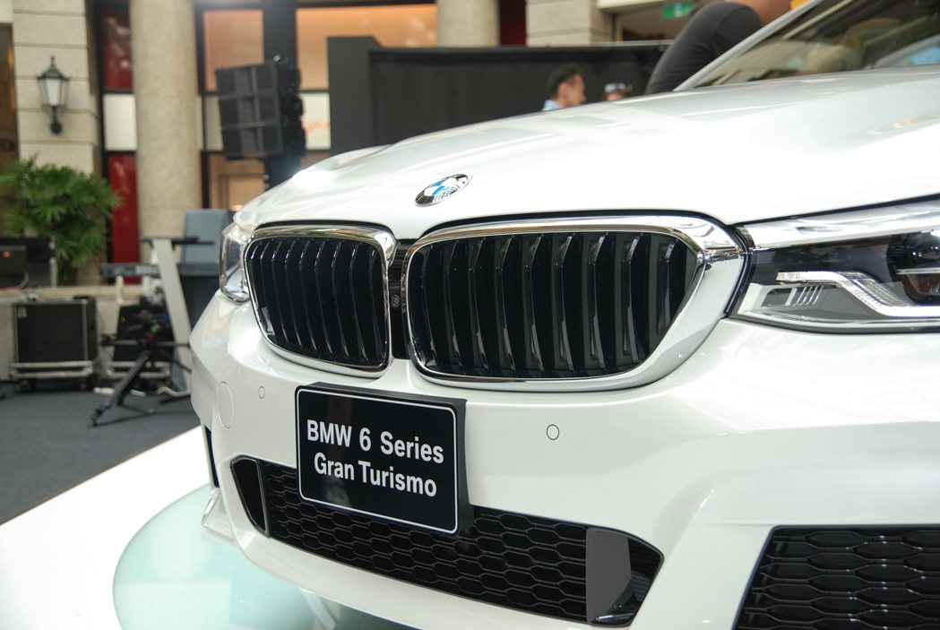 BMW 6GT 的主動式水箱護罩可依引擎工作溫度自行調節葉片啓閉。 記者林鼎智／...