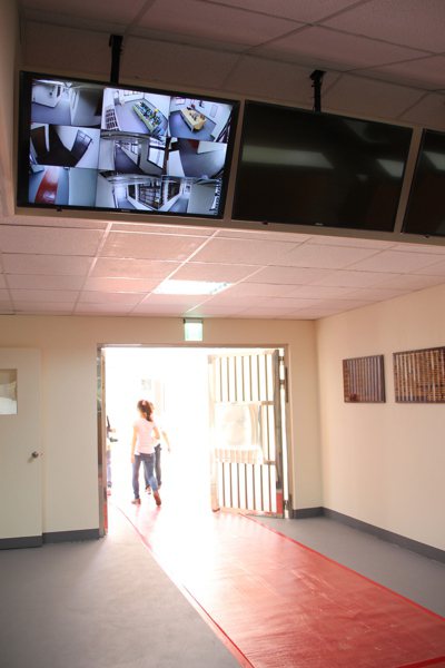 台北監獄「至善大樓」內部的中央台，設有各監視器的監看螢幕。 記者許政榆／攝影