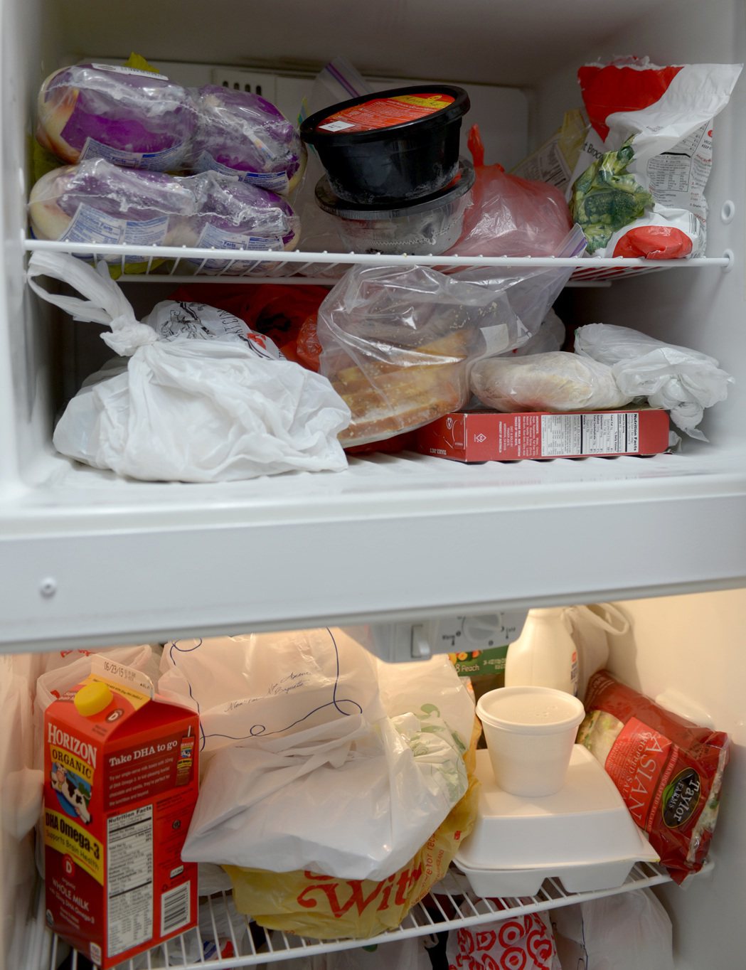 前一餐未吃完的食物，最好用透明保鮮盒裝再冰入冰箱。 本報資料照片