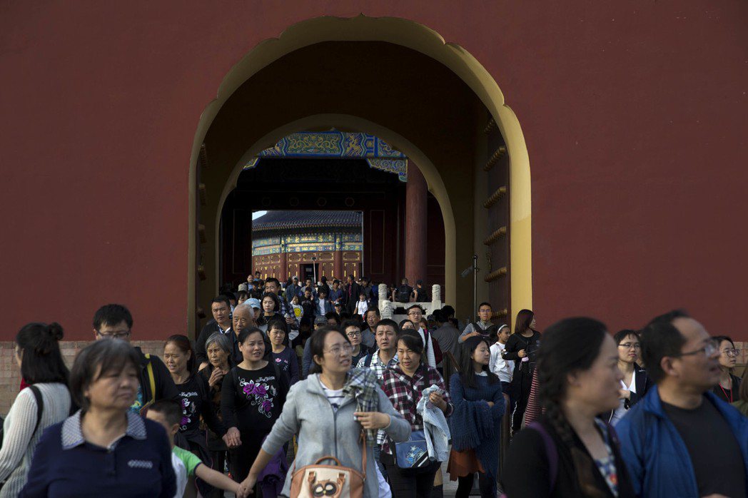 遊客在北京天壇公園遊覽。 中新社