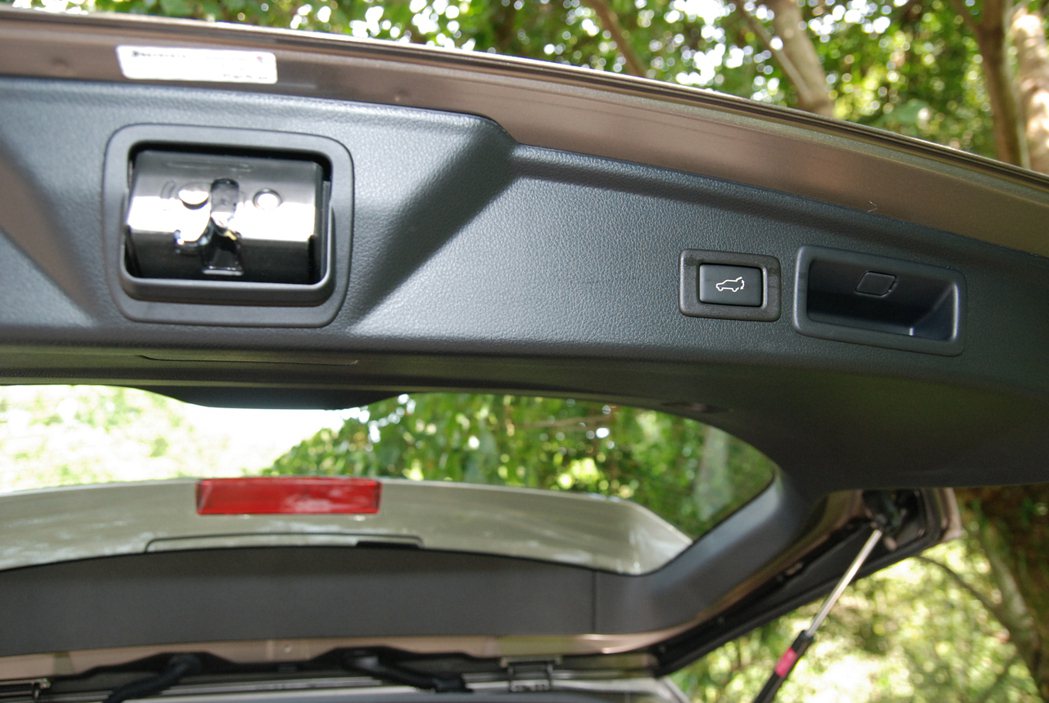 Forester 2.0i-L 車型等級以上皆配備可便利開啟的電動尾門裝置。 記...