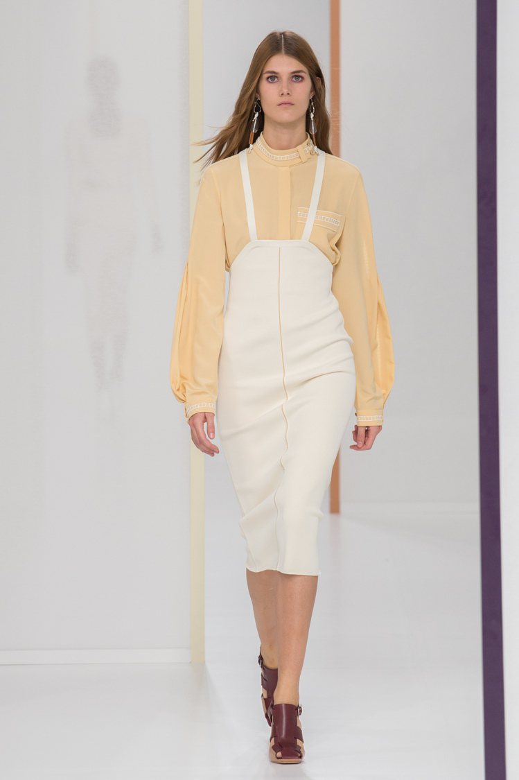 奶油黃色上衣搭配白色鉛筆裙，展現清新感。圖／愛馬仕提供