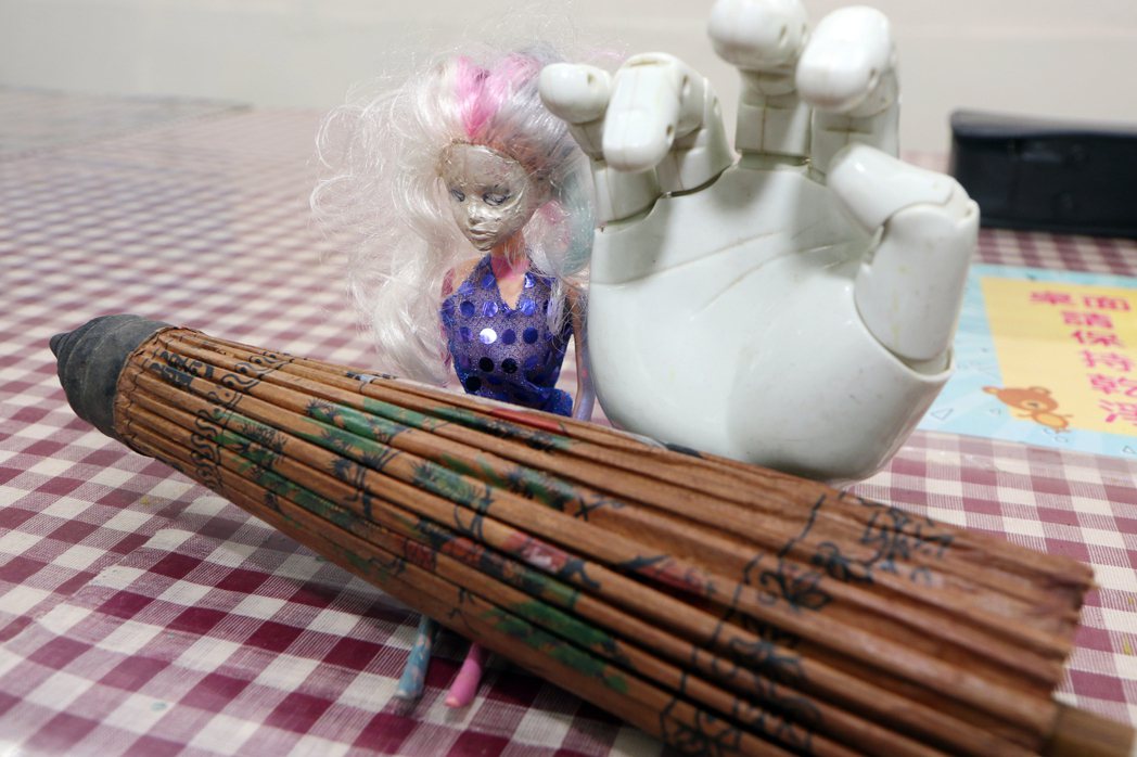 有民眾將遭塗鴉的洋娃娃、不要的斷手、紙傘，捐給新北玩具銀行。 記者王敏旭／攝影