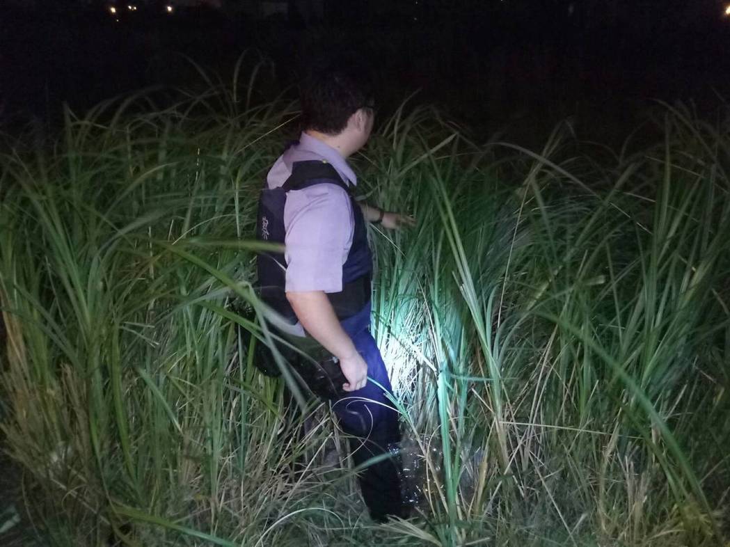 新竹縣警方協助新竹地方法院抓人，動員百人次徹夜搜尋，仍未找到人。 圖／警方提供