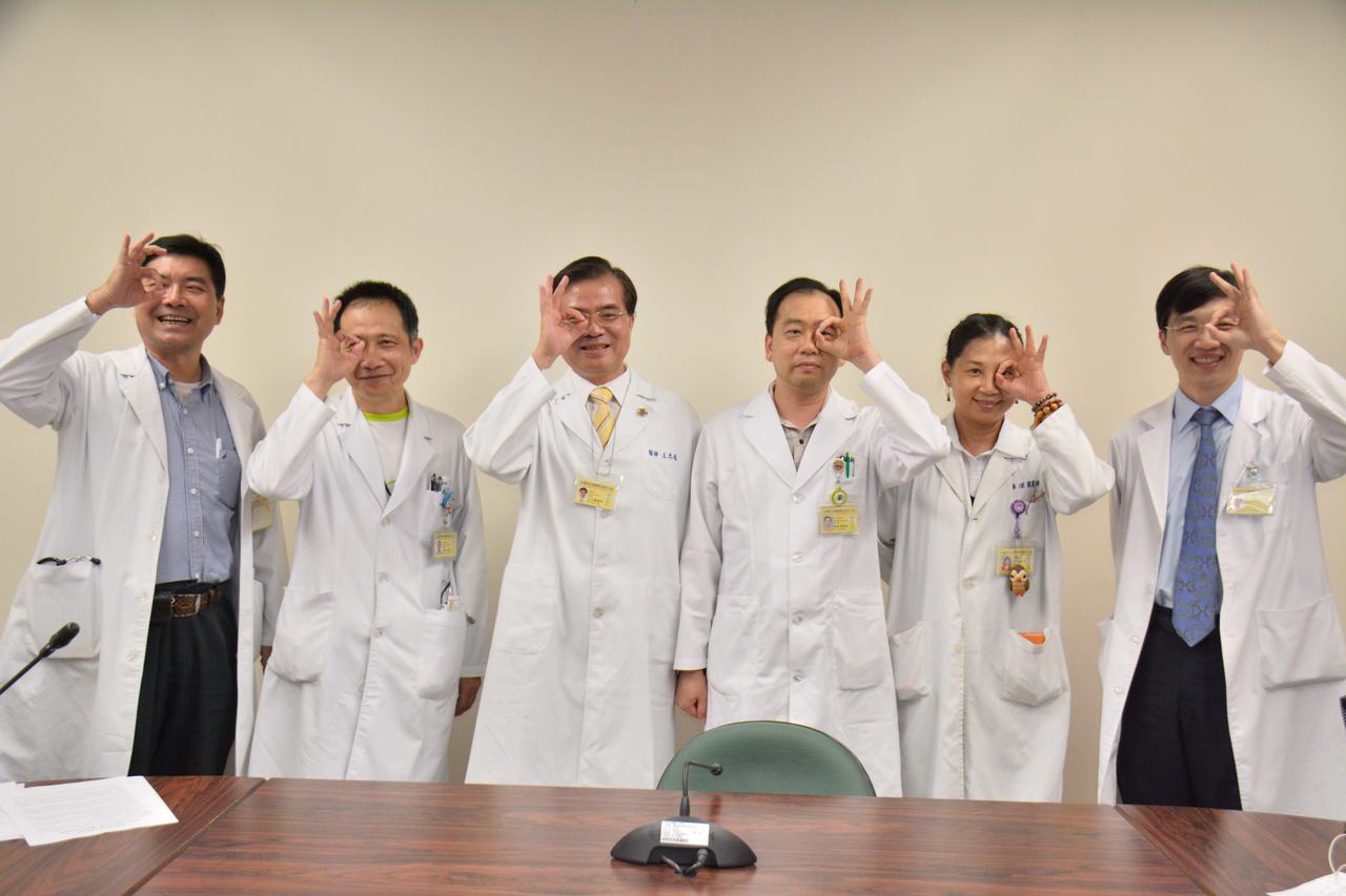 高雄榮總台南分院眼科部今天召開記者會，醫師現身說法，呼籲重視高度近視引發的早發性白內障。