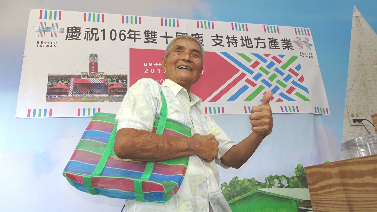 無米樂主角「崑濱伯」總統府國策顧問黃崑濱今天下午3點多，在台南後壁老家去世，享耆壽92歲。