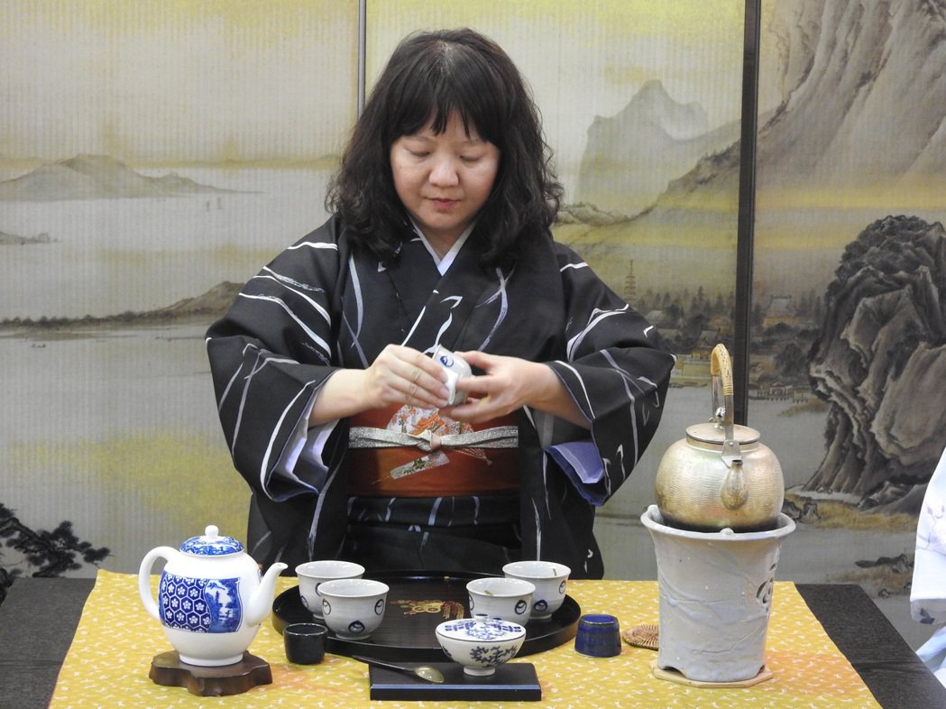 第8屆南投世界茶博會昨天在中興新村登場，各國茶人齊聚；日本茶道重儀軌，喝一杯茶要...