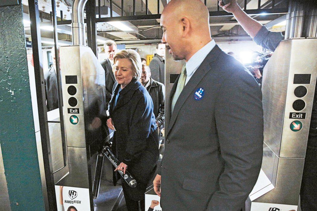 紐約地鐵試用手機或信用卡感應付費，圖為希拉蕊．柯林頓競選總統期間搭紐約地鐵。 路透