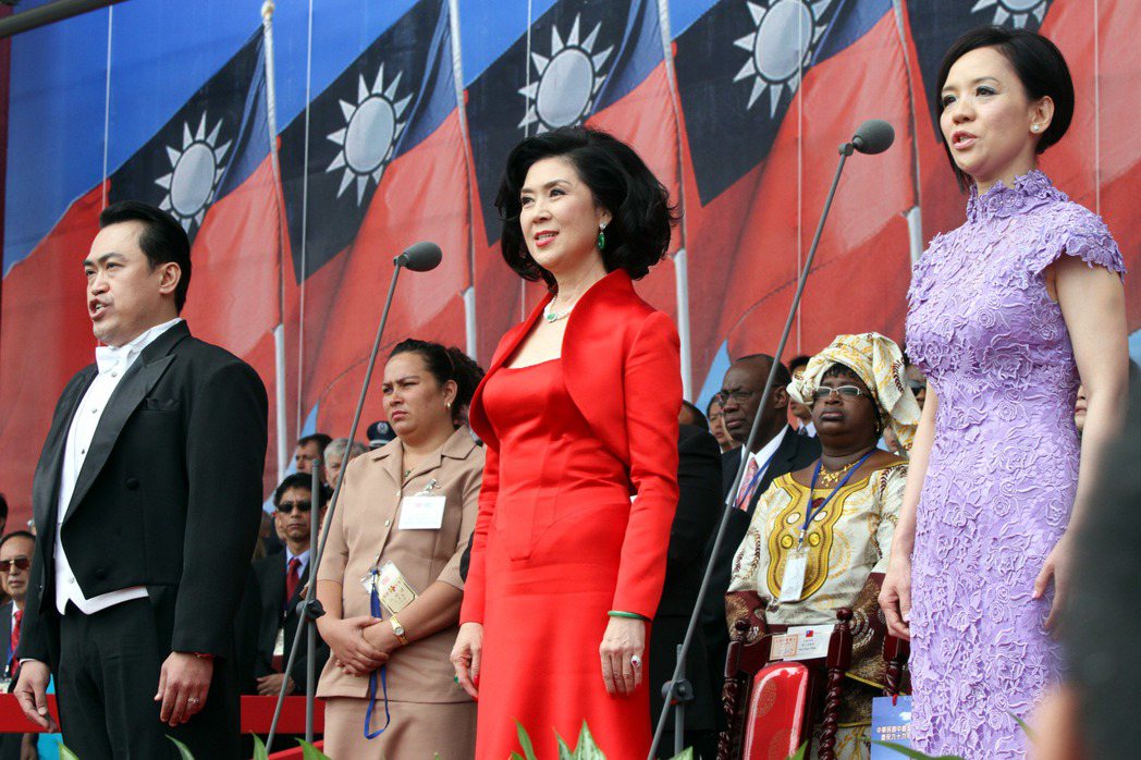 2010年獲得新加坡國際聲樂大賽冠軍的男高音王典（左起）與藝人白嘉莉、歌手王芷蕾...