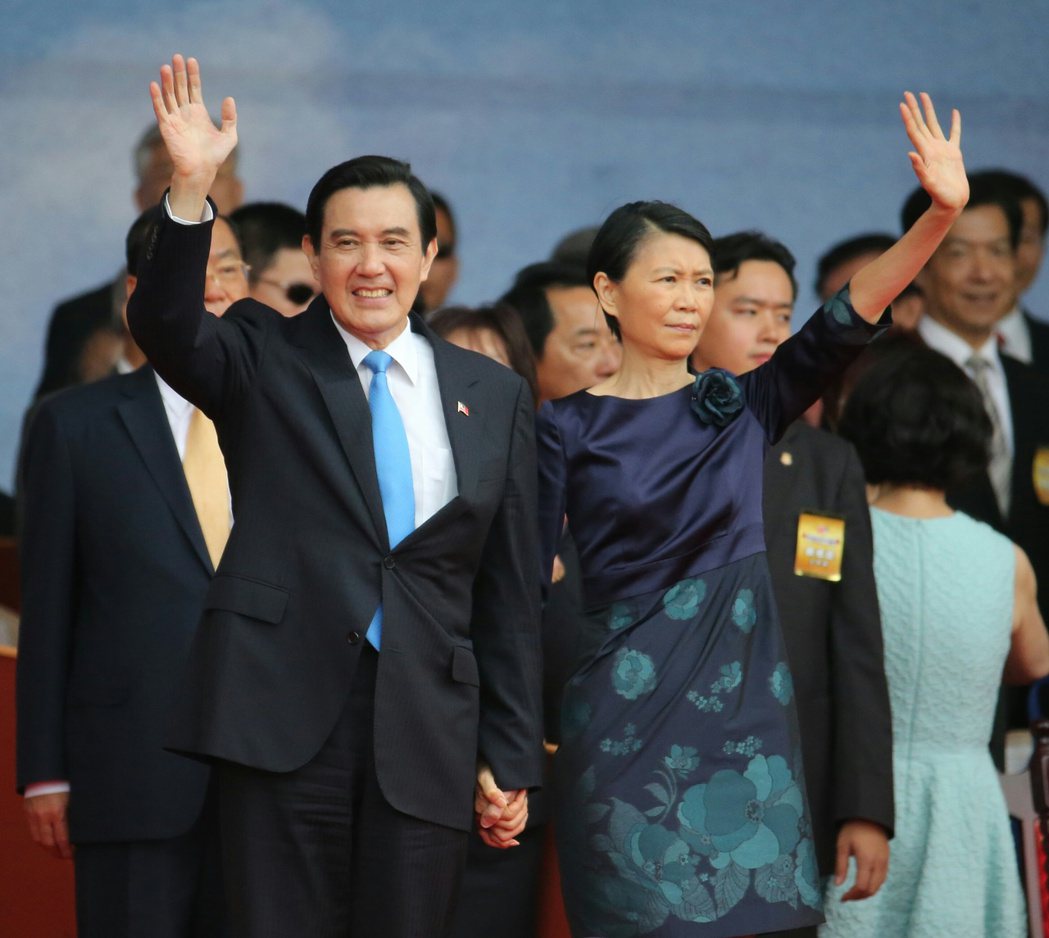 「104年國慶大會」馬英九總統（左）與夫人周美青（右）會後與眾人揮手致意。 本報...