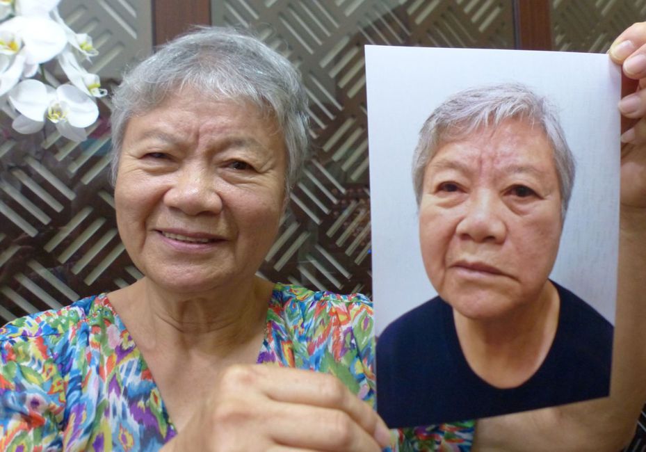 何姓婦人拿出發病時臉歪嘴斜（右）照片，與現在判若兩人。記者趙容萱／攝影