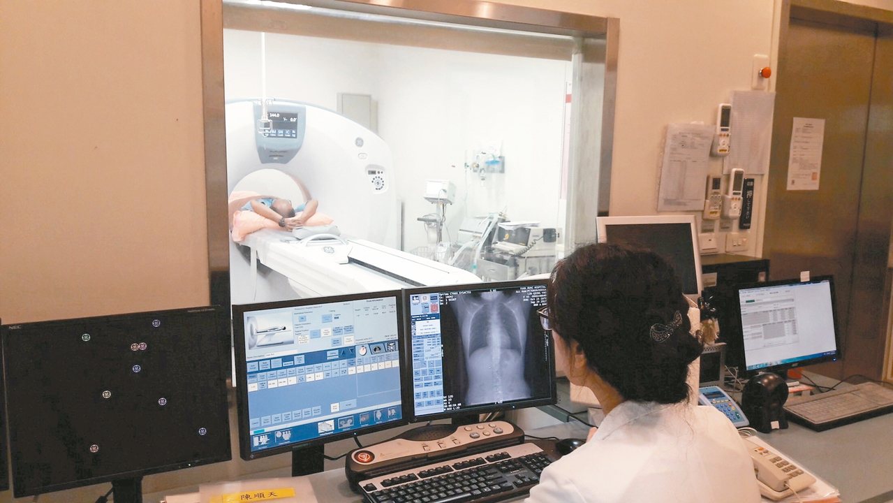 接受低劑量電腦斷層掃描，可及早確認是否患肺腺癌。