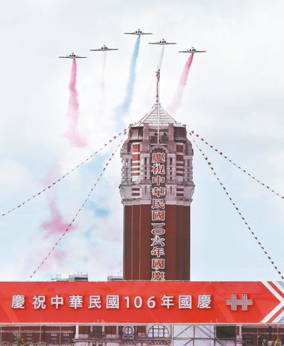 雙十國慶表演活動壓軸，由雷虎小組五架飛機衝過總統府上空，扇形展開紅白藍三色彩煙。...