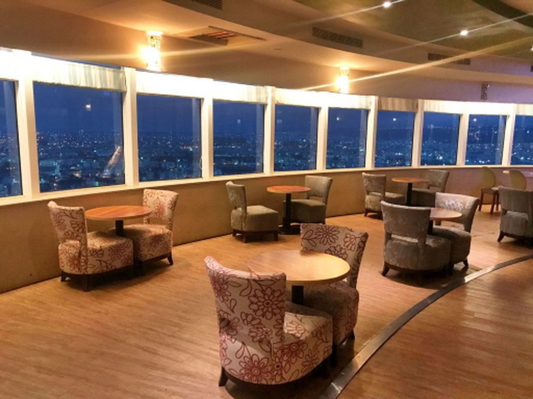 台中市梧棲區的童綜合醫院，院內的25樓打造一家旋轉餐廳，除了櫃台以外，其餘座位皆...