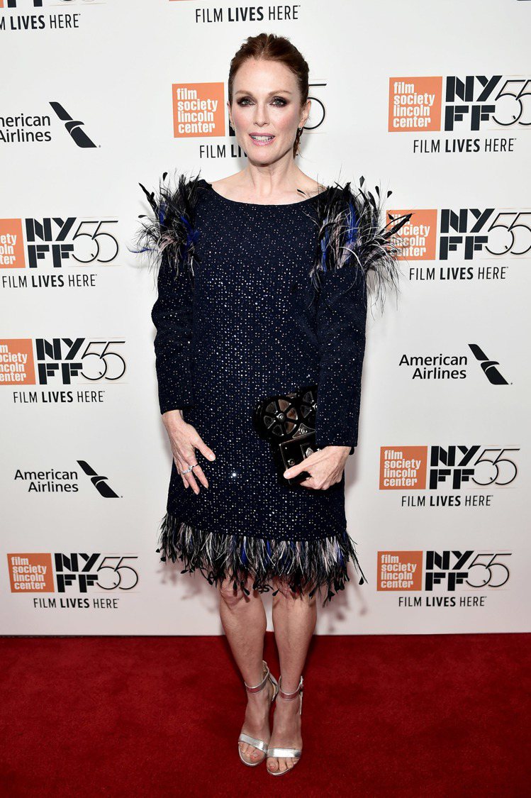茱莉安摩爾出席第55屆紐約影展「奇光下的秘密」電影首映活動時，身穿香奈兒2017/18秋冬高級訂製服系列的羽毛與金屬亮片刺繡絲絨短洋裝。圖／香奈兒提供