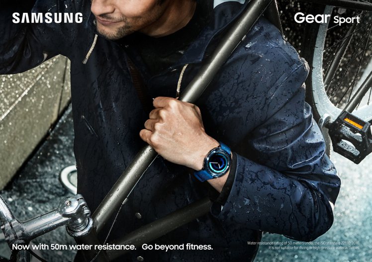 Samsung Gear Sport具備5ATM防水功能，並經過MIL-STD-...