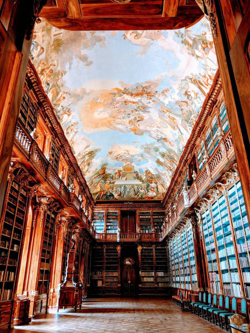 史塔赫夫圖書館內有兩個巴洛克建築的大廳，其中兩層樓的哲學廳，不但有挑高的桃木書櫃...