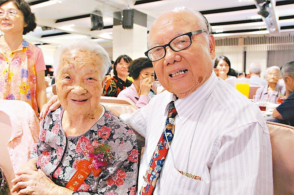 彰化最年長人瑞梁李險有108歲（左2），兒孫滿堂相當幸福。