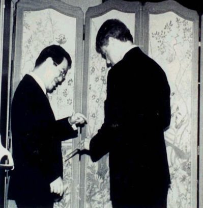 1993年，當時的經建會主委蕭萬長（左）將李總統的親筆信函交給美國總統柯林頓。 ...