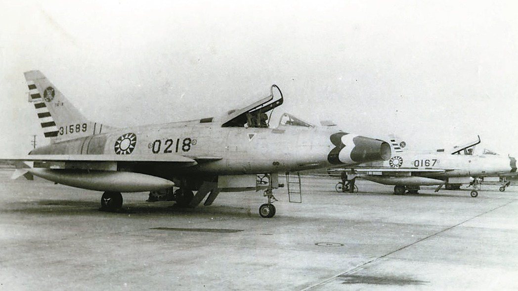 當年在新竹基地服役的F-100。圖／翻攝空軍499聯隊收藏照片
