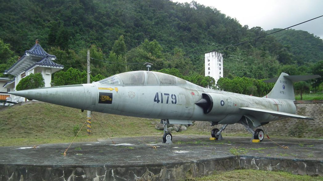 台東軍人公墓大門口右側擺放一架除役的空軍F-104星式戰鬥機，機身外觀和駕駛座艙...