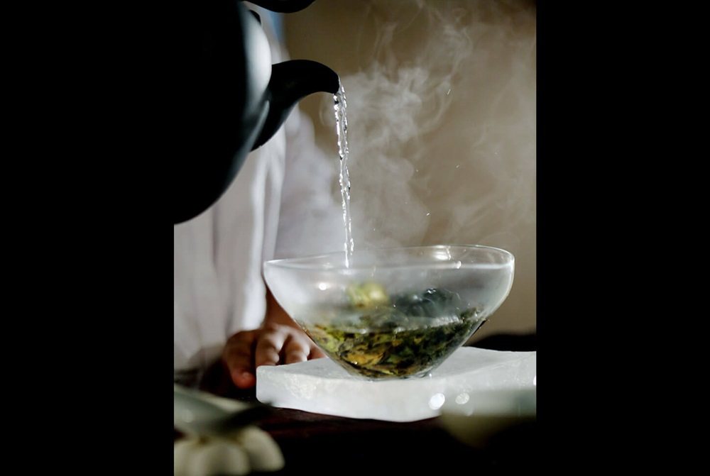 注湯時的溫度、角度都會影響茶香。圖／謝小曼提供
