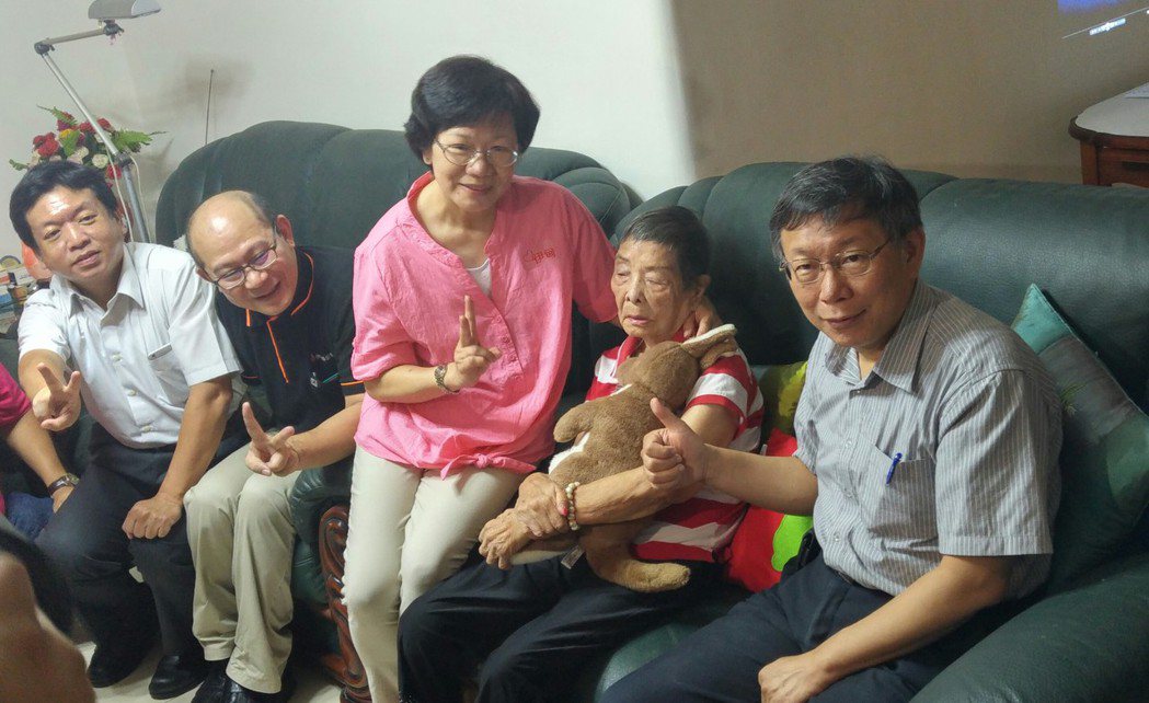 台北市長柯文哲探視歐陽奶奶家中申請扶老服務。記者莊琇閔／攝影