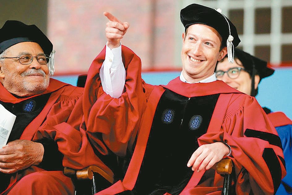 好萊塢名導史帝芬史匹柏及臉書創辦人祖克柏(圖右），都曾應邀在哈佛畢業典禮上致詞。...