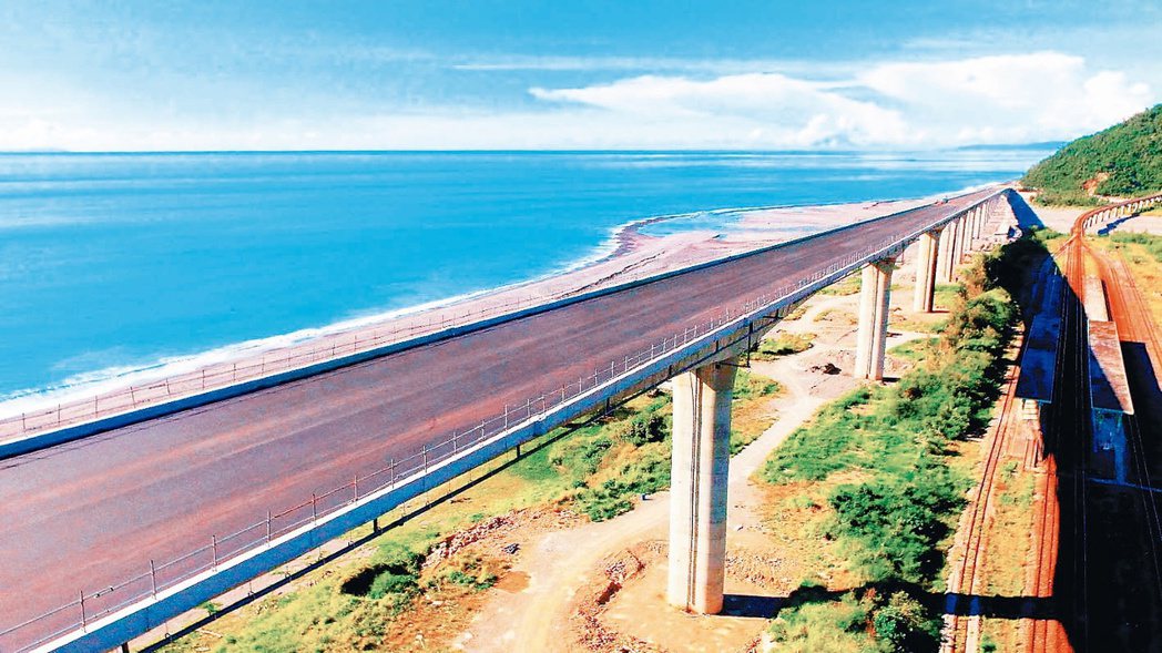 台東台九線金崙高架橋相當靠近海岸，車外望去就可飽覽太平洋美景。公路總局／提供